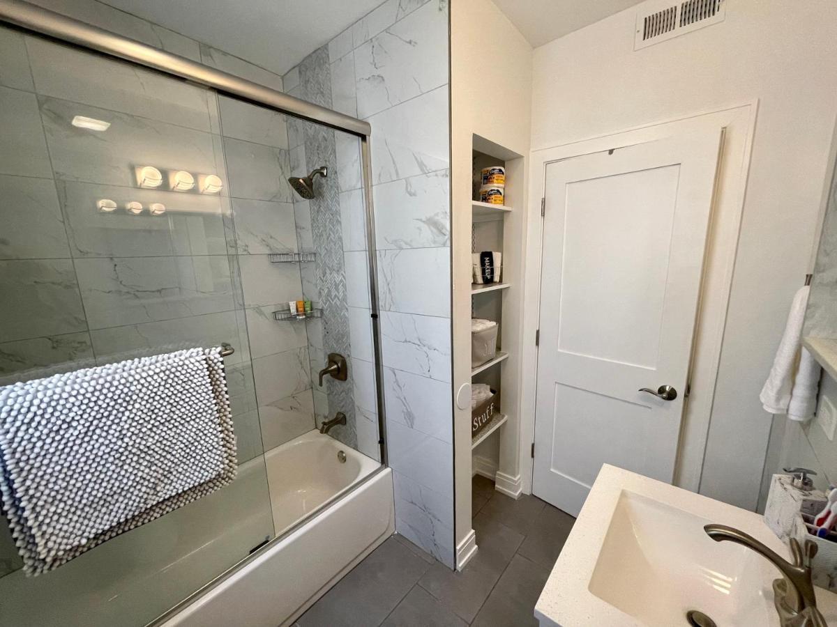 The Blue Golden Luxury Modern 3- Bedroom Apartment In Chicago Exterior photo